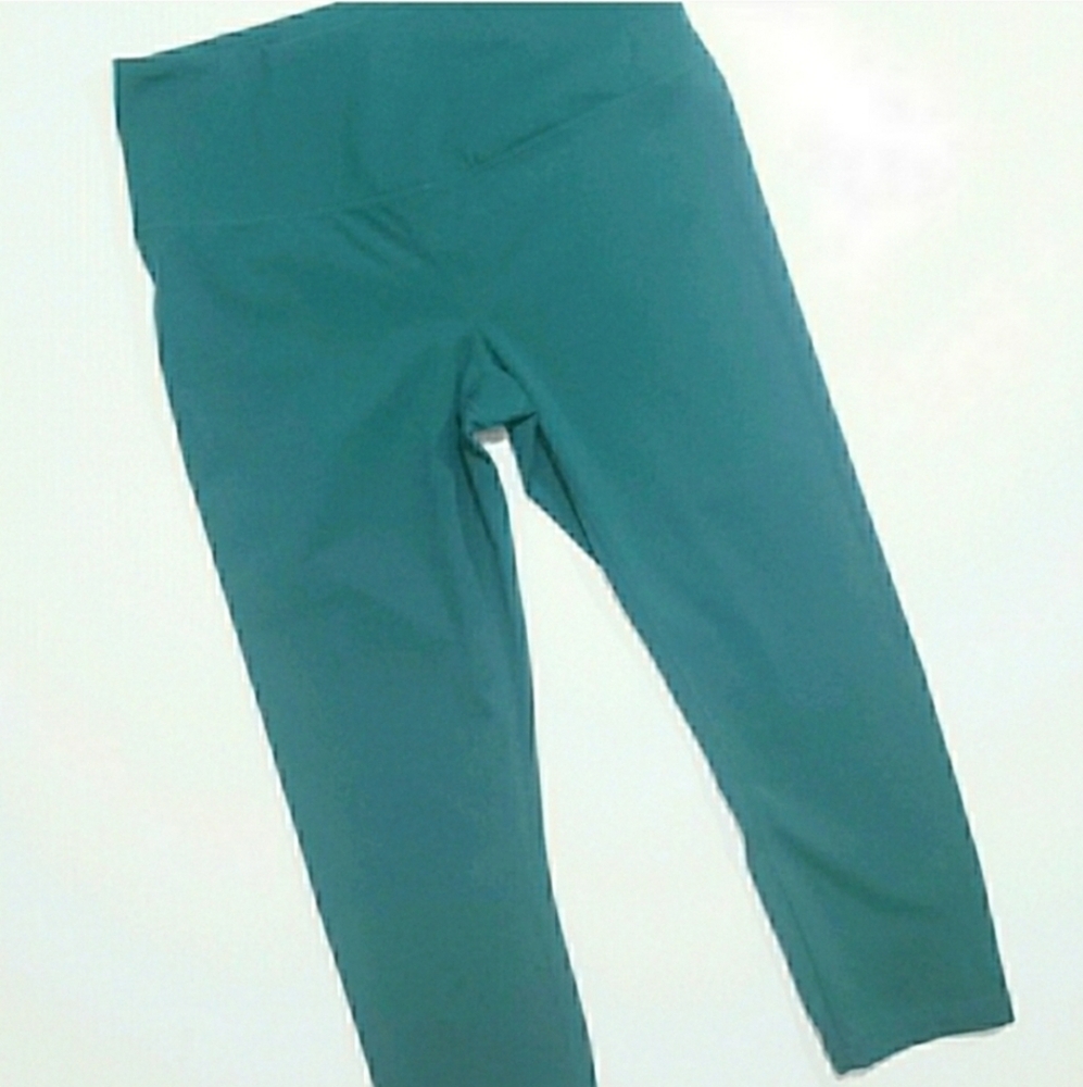 Yogalicious Lux Highrise Capri Leggings